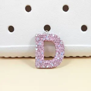 Charm en forme de lettre D orné de strass roses pour chaussures et porte-clés