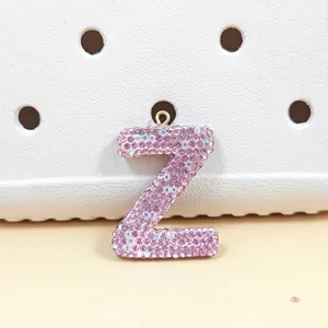 Vue macro du charm lettre Z en strass roses brillants pour sacs et accessoires de chaussures