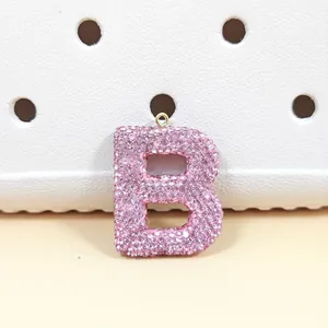 Charm lettre B rose avec strass et anneau doré pour sacs ou sabots de jardin