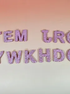 Pendentifs alphabet roses avec strass et anneaux dorés pour porte-clés et bijoux