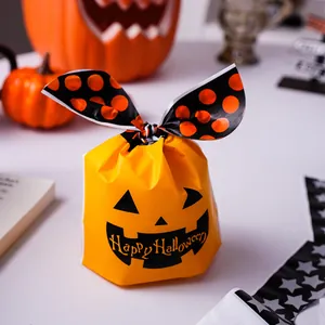 Dettaglio del sacchetto di caramelle a zucca di Halloween con orecchie di coniglio