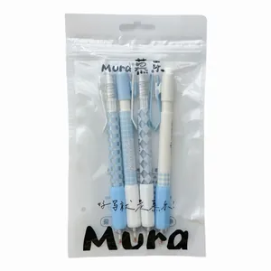 Set di quattro penne gel a scacchi bianchi e blu in una custodia trasparente con zip