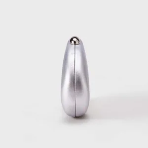 Vue latérale de la pochette rigide lavande métallique avec fermoir boule en métal argenté