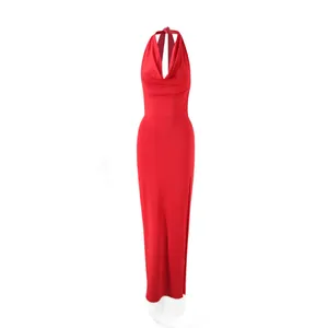 Dettaglio dell'abito lungo rosso allacciato al collo con scollo a V e spacco laterale