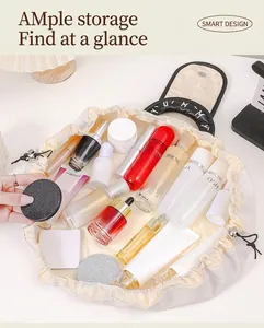 Trousse à maquillage blanche avec cordon de serrage et design plat pour rangement facile