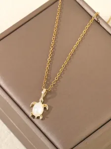Détail du collier tortue de mer avec carapace incrustée d'opale blanche irisée