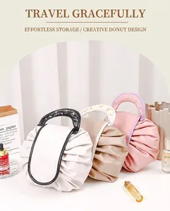 Gros plan de trousses à maquillage en forme de donut, beige et rose, texture plissée