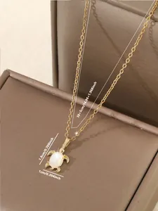 Détail macro du collier tortue dorée avec opale et marquages de taille de 38+5cm environ