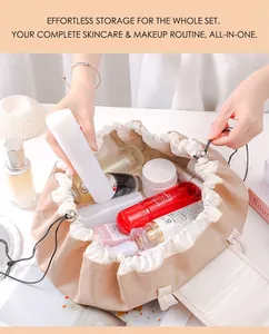Détail d'une trousse de maquillage beige à cordon montrant un grand volume de rangement
