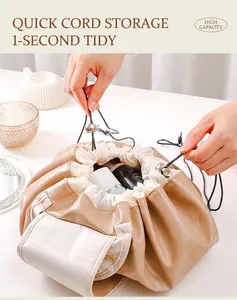 Détail d'une trousse à maquillage grande capacité avec fermeture rapide par cordon