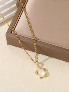 Vue détaillée du pendentif tortue dorée avec opale irisée et accents de diamants