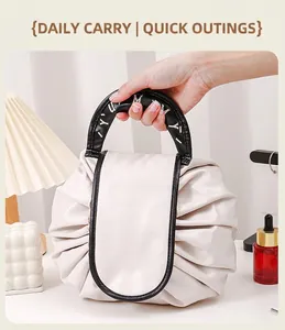 Détail du sac à cosmétiques crème avec cordon de serrage et étiquette Tea Break chic