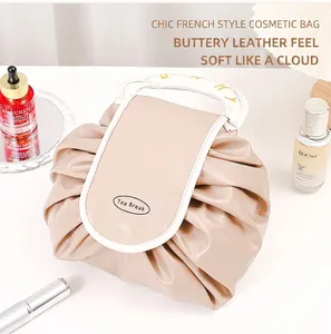 Détail de la trousse à maquillage souple crème avec logo tea break et cordon