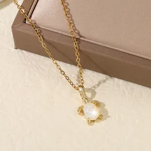Élégant Collier Pendentif Tortue de Mer en Cuivre Plaqué Or Avec Opale Blanche pour Femme Bijoux de Plage Style Océan