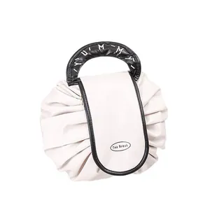 Trousse à maquillage beige avec design plissé et poignées noires pour voyage