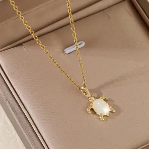 Magnifique collier tortue en or avec carapace en opale vibrante et chaîne à maillons fins