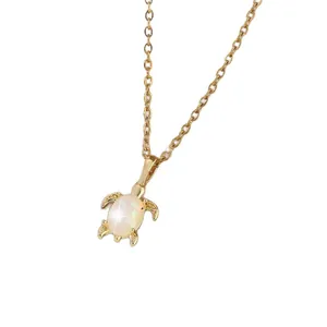 Collier pendentif tortue de mer dorée avec une opale blanche ovale miroitante