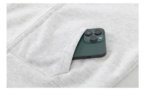 Detail der hellgrauen Hoodie-Tasche mit Platz für ein großes Smartphone