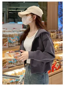 Detailansicht eines dunkelgrauen Cropped-Zip-Hoodies mit überschnittenen Schultern
