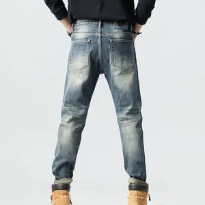 Jean coupe droite rétro pour homme en denim délavé bleu avec détails de décoloration à l'arrière