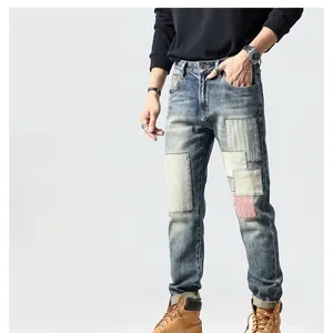 Jeans ajustés pour hommes avec patchwork vintage et empiècements en denim bleu délavé