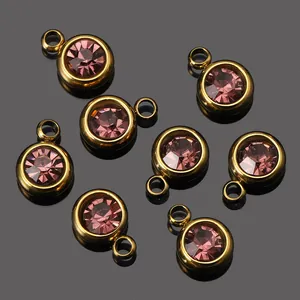 Acht ronde gouden roestvrijstalen bedels met paarse kristallen voor handgemaakte sieraden