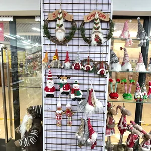 Détails de divers gnomes de Noël et décorations de renne en peluche sur l'étagère