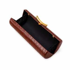 Innenansicht der Kroko-Baguette-Tasche mit Goldverschluss und brauner Krokodil-Textur