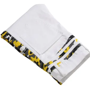 Jean slim blanc avec empiècements camouflage tactiques et poches arrière renforcées