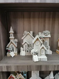 Miniatures de maisons de Noël en bois avec neige artificielle et baies rouges