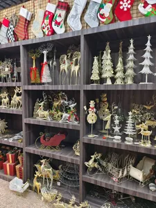 Détails de figurines de rennes festifs en fer et de traîneaux de Noël rouges