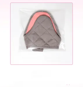 Detail view of fish-patterned silicone cotton oven mitt with size dimensions 18.5x17cm