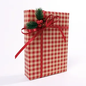 Boîte cadeau de Noël à carreaux rouges et blancs avec ruban et décorations festives
