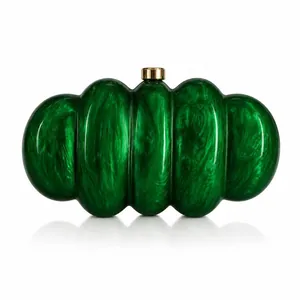 Borsa a mano in acrilico verde smeraldo con trama marmorizzata e chiusura dorata elegante