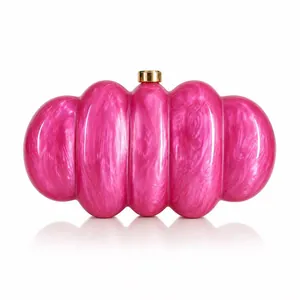 Pochette da sera in acrilico rosa marmorizzato con design a onde e chiusura oro