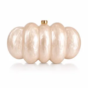 Pochette da sera in acrilico champagne con trama marmorizzata e chiusura dorata