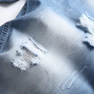 Short en jean bleu clair pour homme avec détails déchirés et coupe droite décontractée