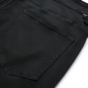 Jean noir homme coupe ajustée avec surpiqûres de qualité sur la poche arrière bouclier