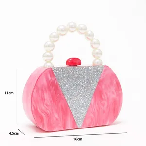 Detailansicht der Abendtasche mit Perlengriff und Marmormuster, Maße 16cm x 11cm x 4.5cm