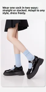 Calze di cotone azzurre abbinate a scarpe Mary Jane nere con suola spessa