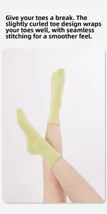 Dettaglio di calze di cotone verde chiaro senza cuciture con punta confortevole
