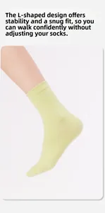 Dettaglio del tallone ergonomico a L su calze di cotone verde chiaro per una vestibilità