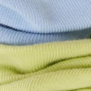 Calze in maglia di cotone morbido in azzurro e verde con trama traspirante