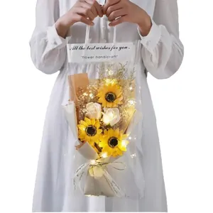 Bouquet di fiori finti girasoli e rose con luci LED in un sacchetto regalo trasparente