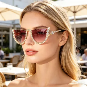 Détail de lunettes de soleil sans monture avec strass et verres dégradés rouges
