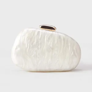 Sac pochette en acrylique nacré blanc avec fermoir en métal doré pour mariages