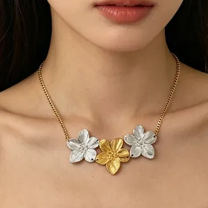 Chic tricolor flower pendant necklace with gold chain for a sophisticated neck accessory