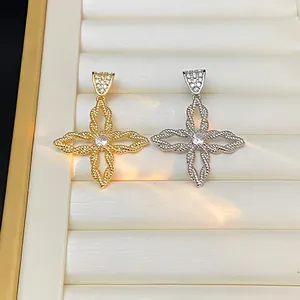 Makroaufnahme von Gold- und Silber-Blumenohrringen mit Seil-Design und Zirkonia