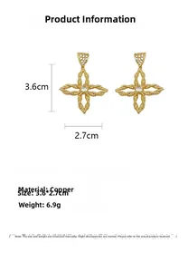 Detailansicht der goldenen Blumenohrringe mit Zirkonia-Inlays und Kupfertextur