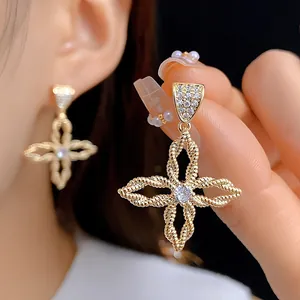 Exquisite goldene Blumenohrringe mit funkelndem Zirkon und geflochtener Textur